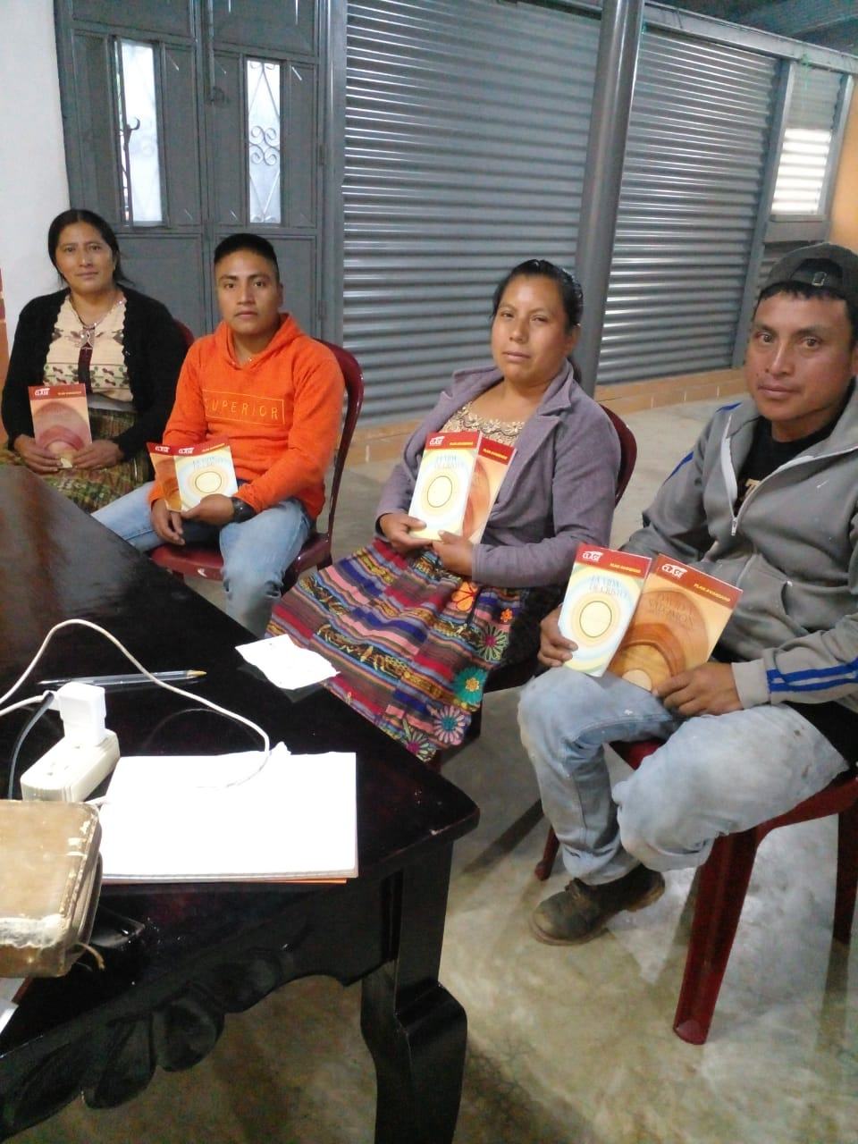 People on Chairs with book Aleluya