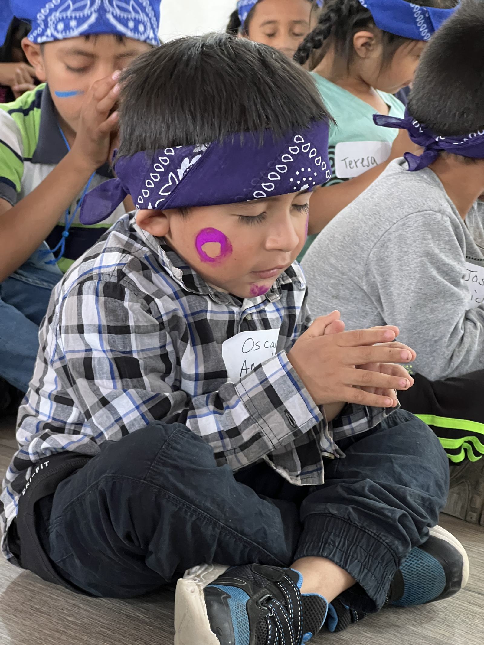 young guy bandana pray aleluya