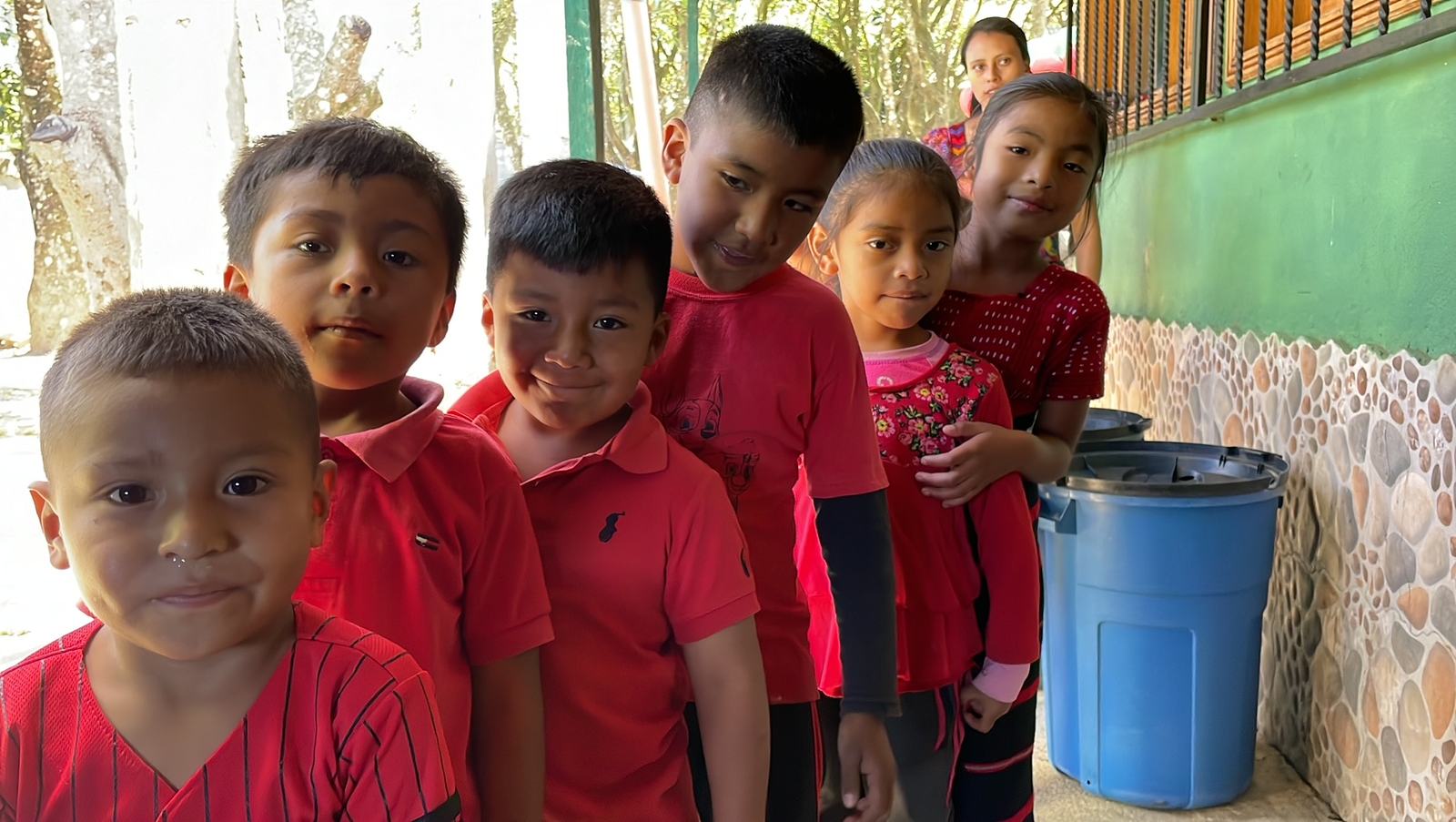 kids in red clothes aleluya