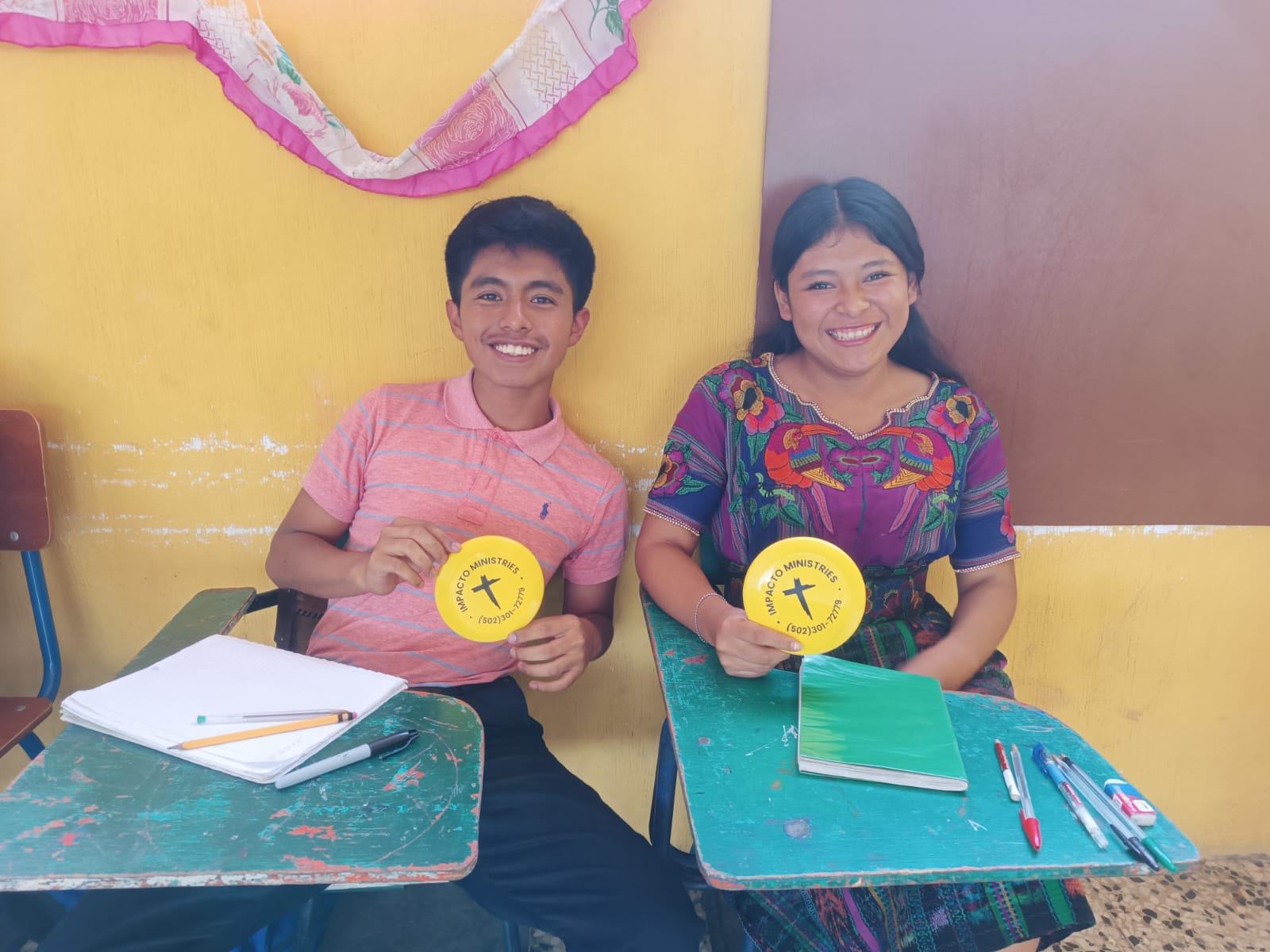 happy holding yellow aleluya
