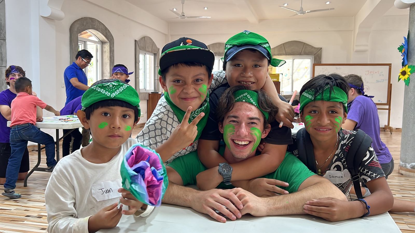 kids in green aleluya