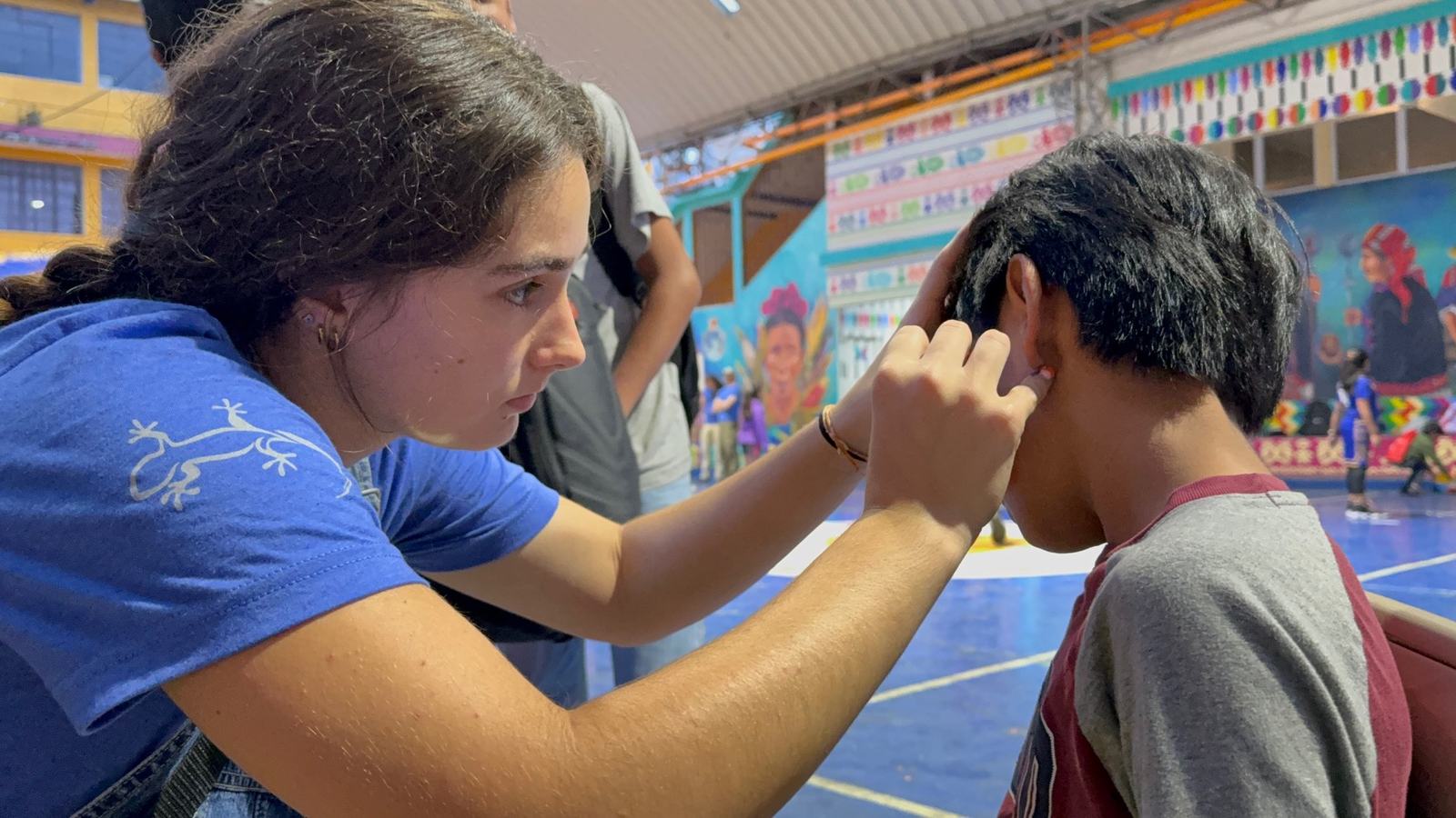 cleaning an ear aleluya