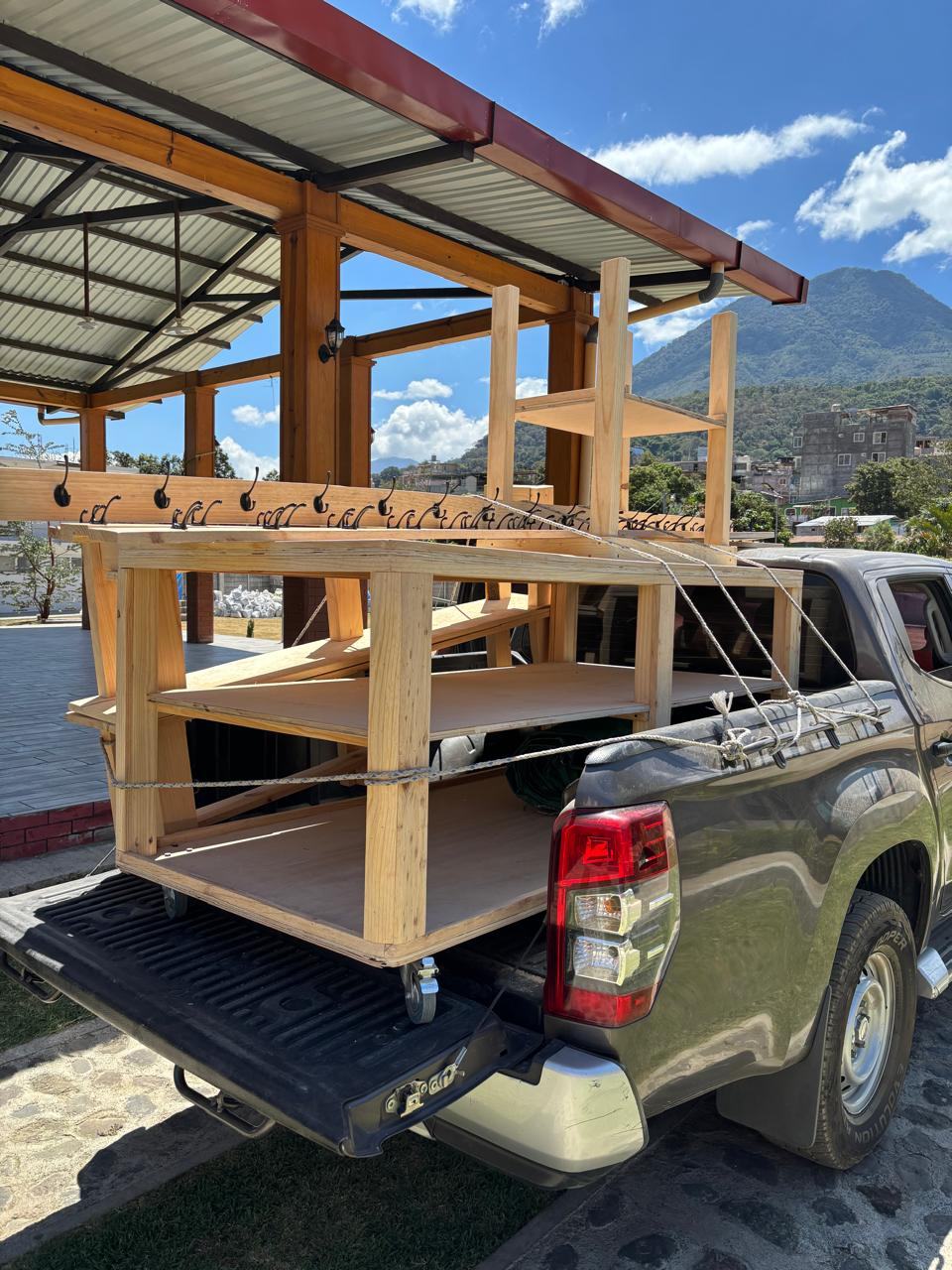 pickup with furniture aleluya
