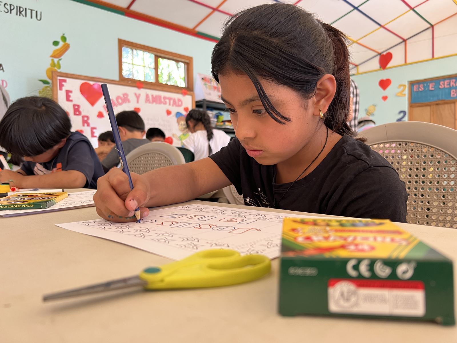 little girl writing aleluya