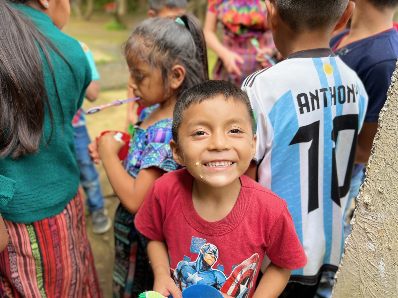 smiling little boy aleluya