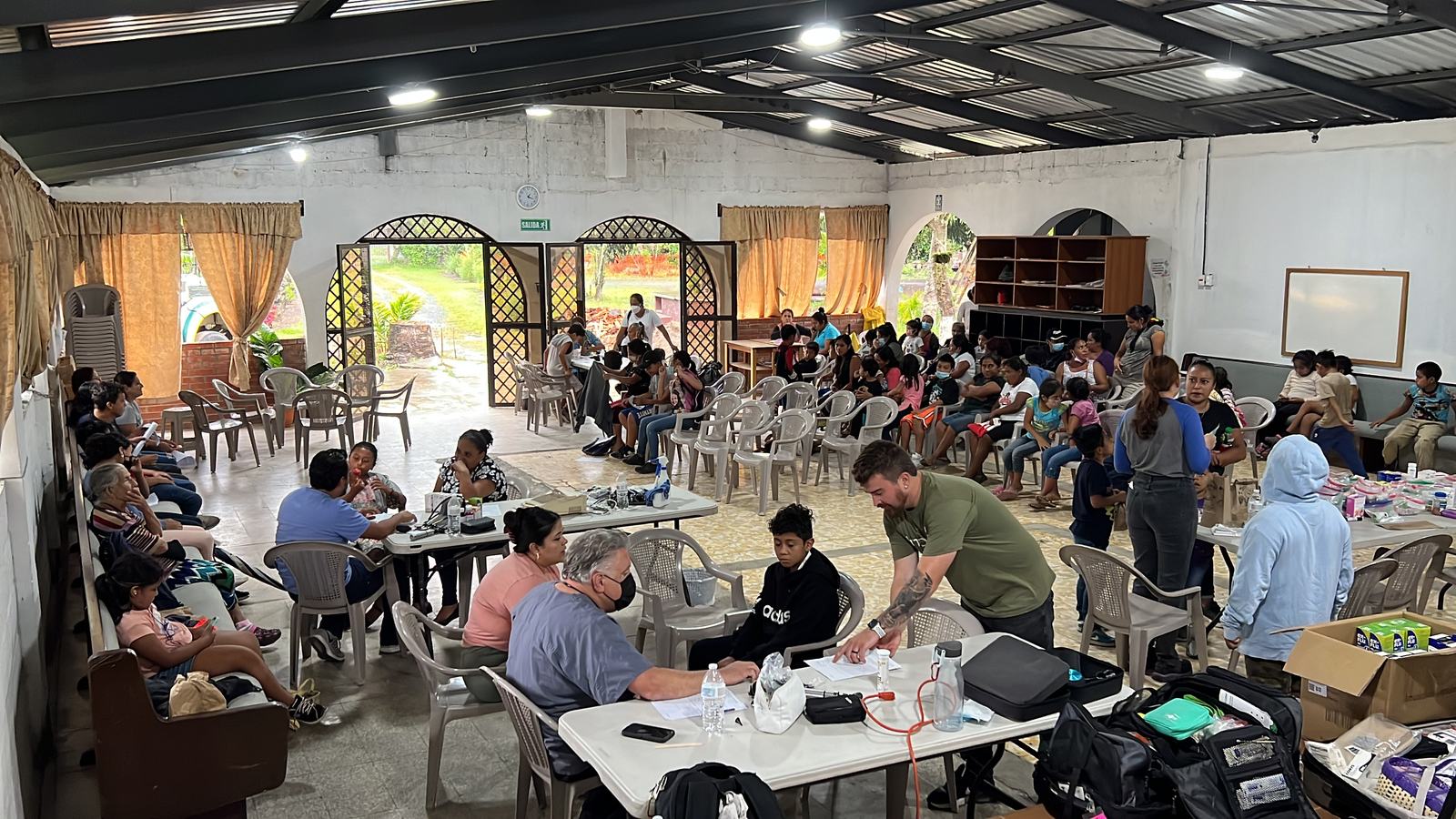 Gathering at tables aleluya