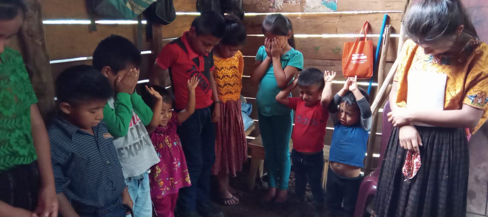 children pray aleluya