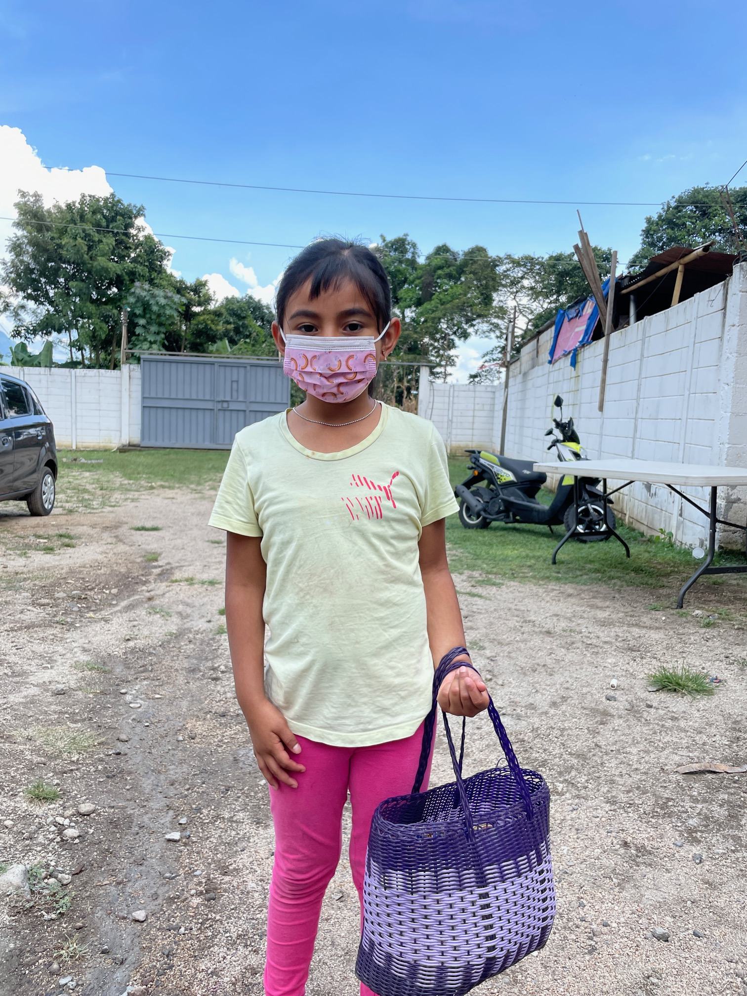 girl with purple bag aleluya