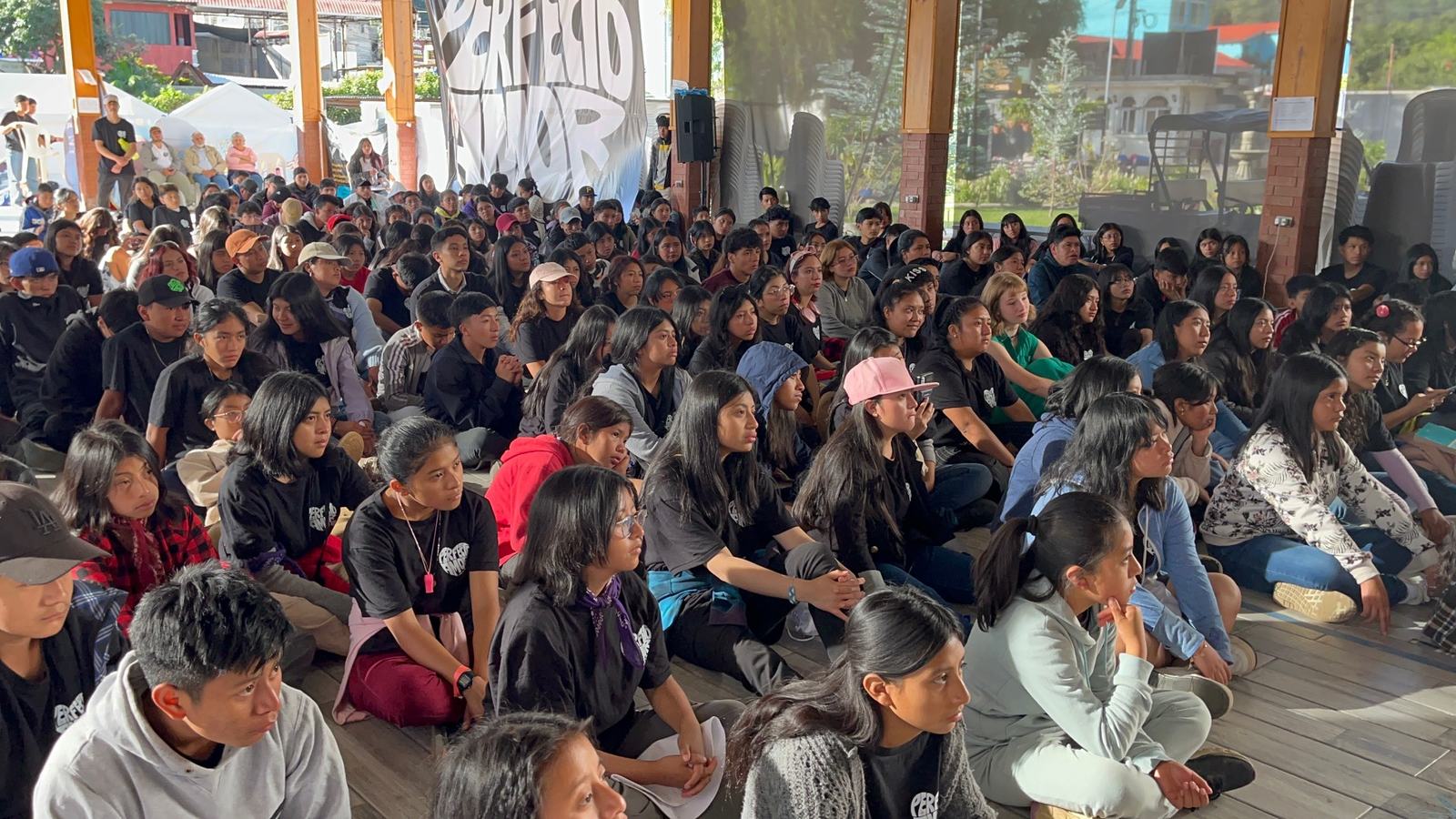 crowd listening aleluya