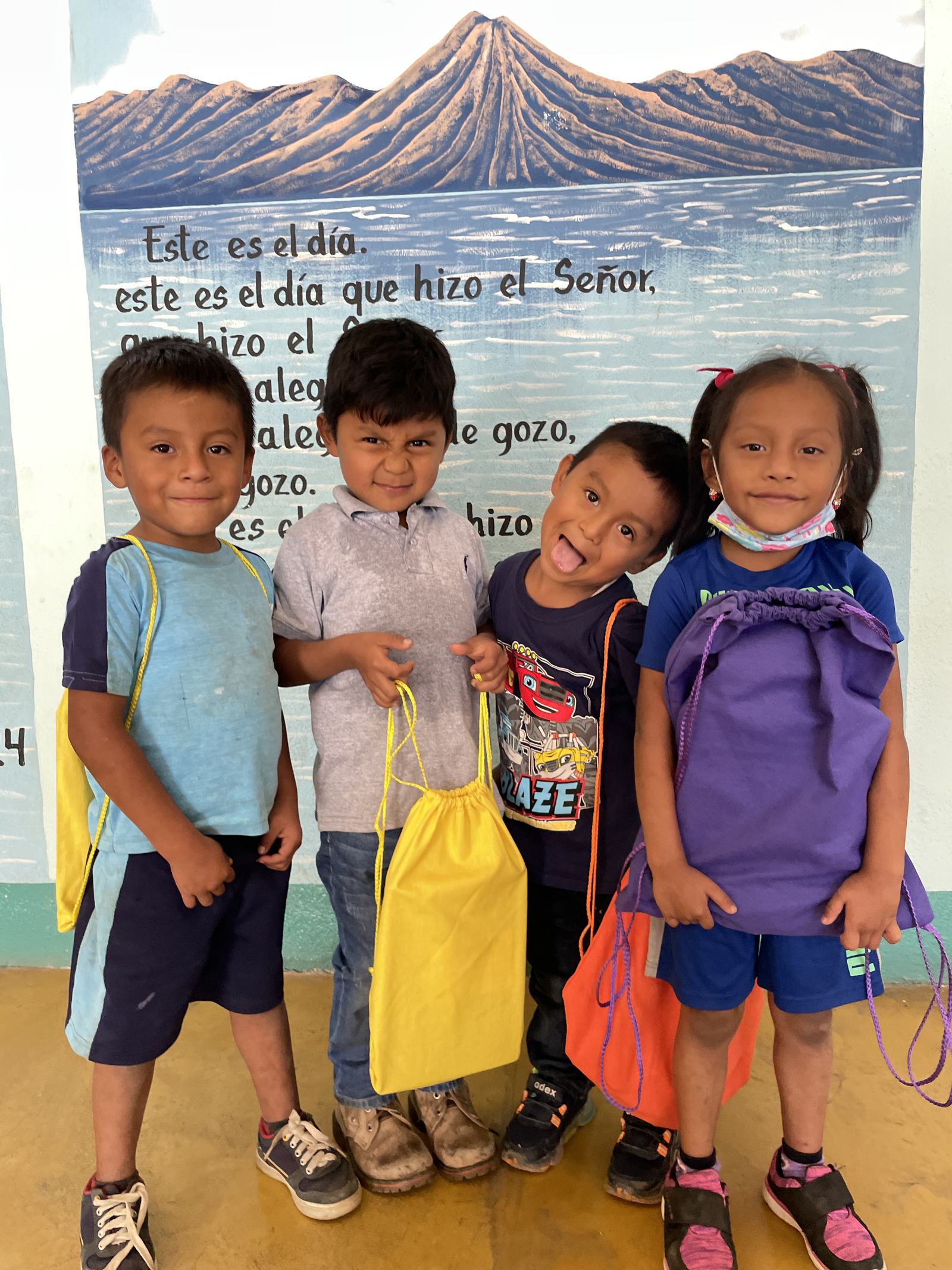kids in front of mural aleluya