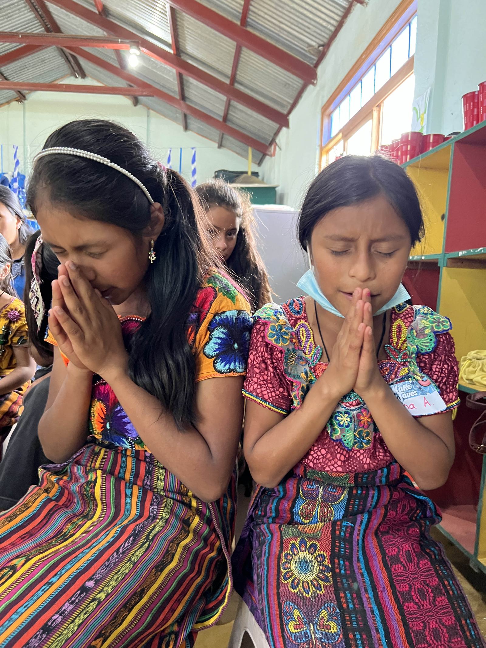 Girls praying aleluya