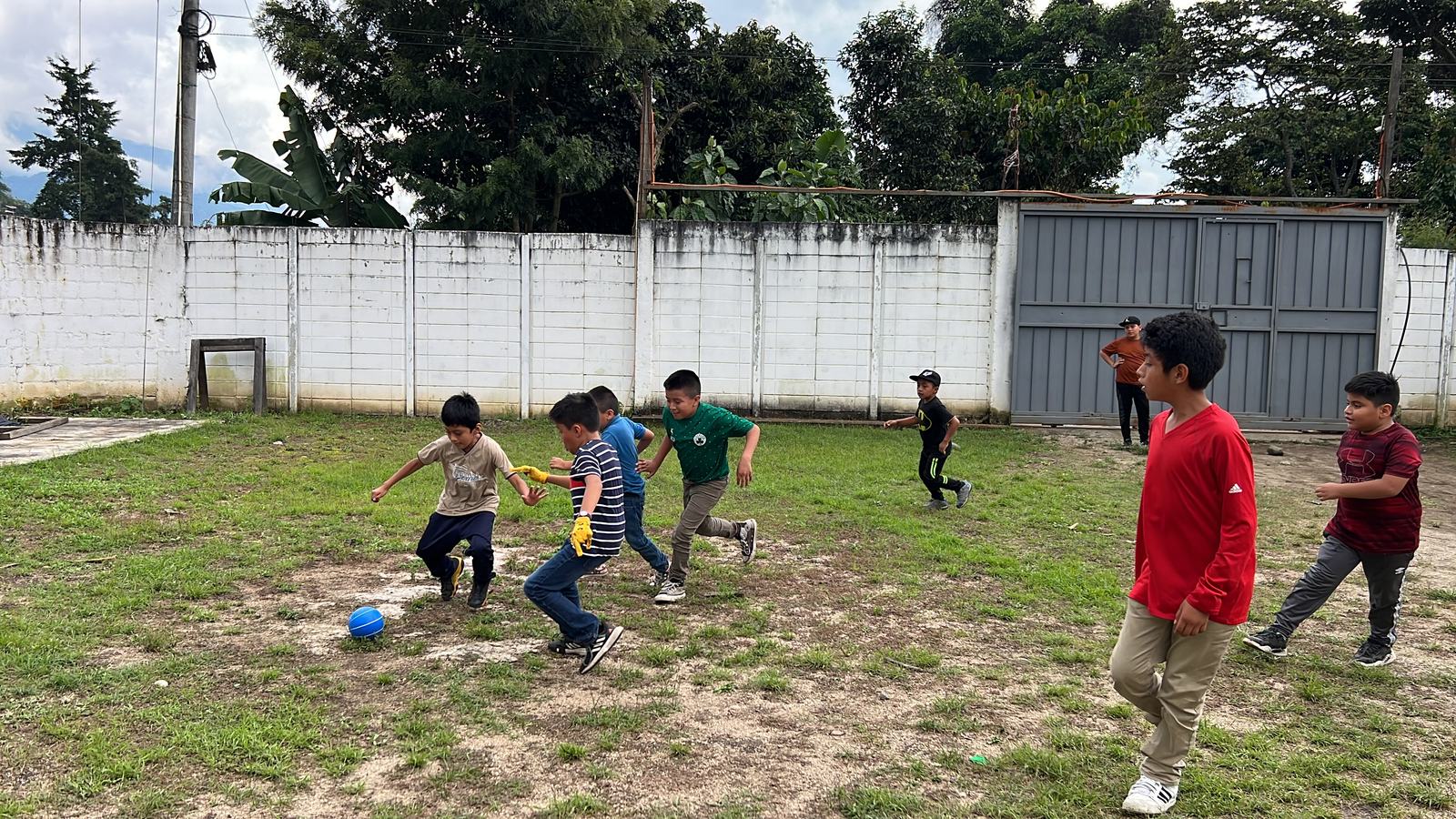 boys playing soccer aleluya