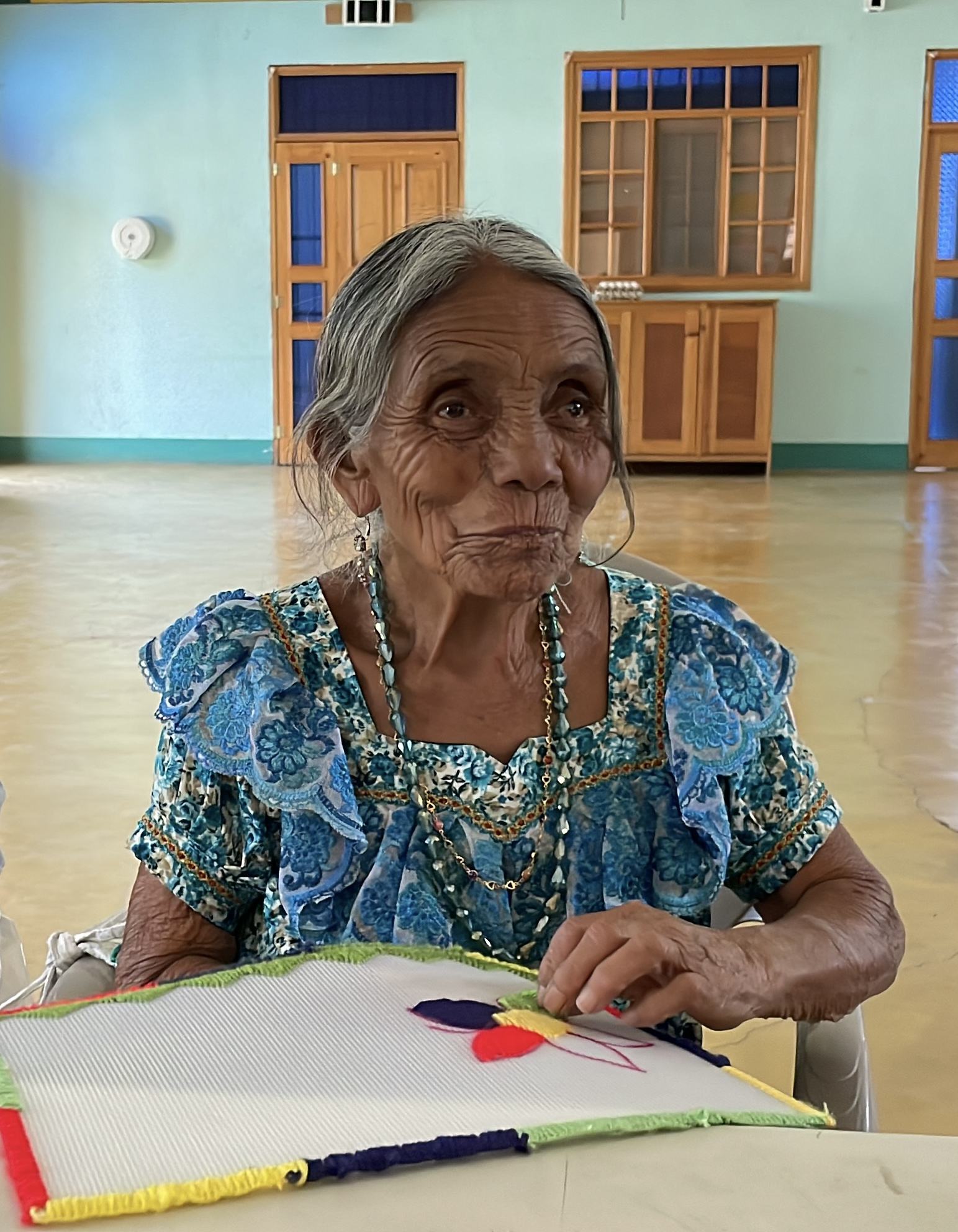 lady drawing aleluya