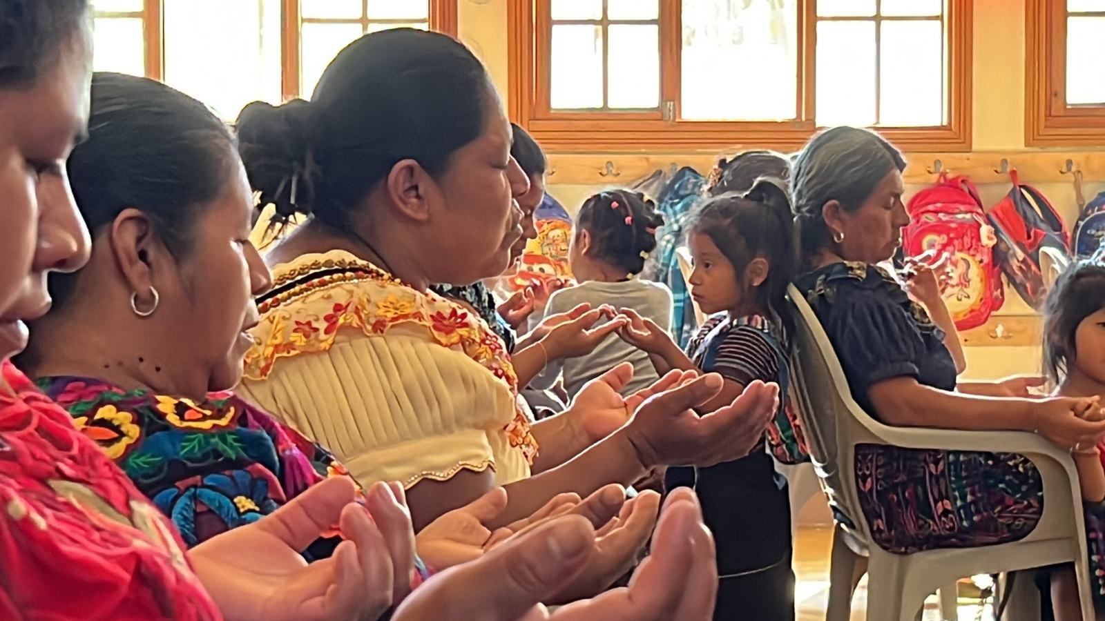 women giving praise aleluya