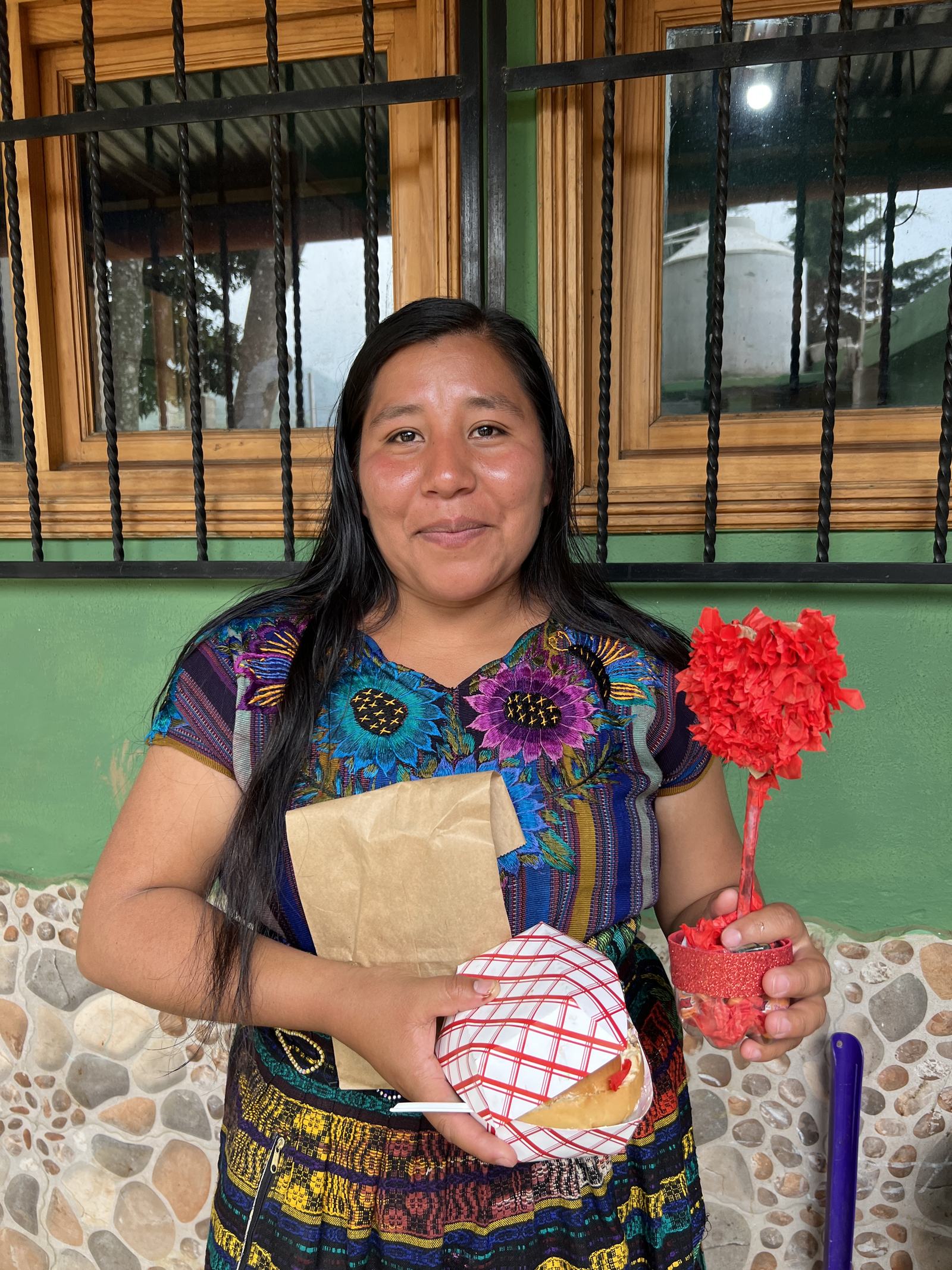 lady with flower aleluya