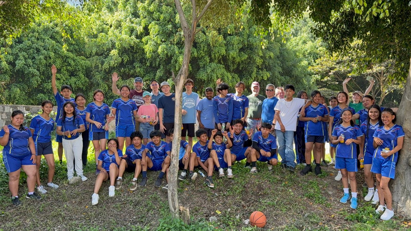 everyone in blue behind a tree aleluya