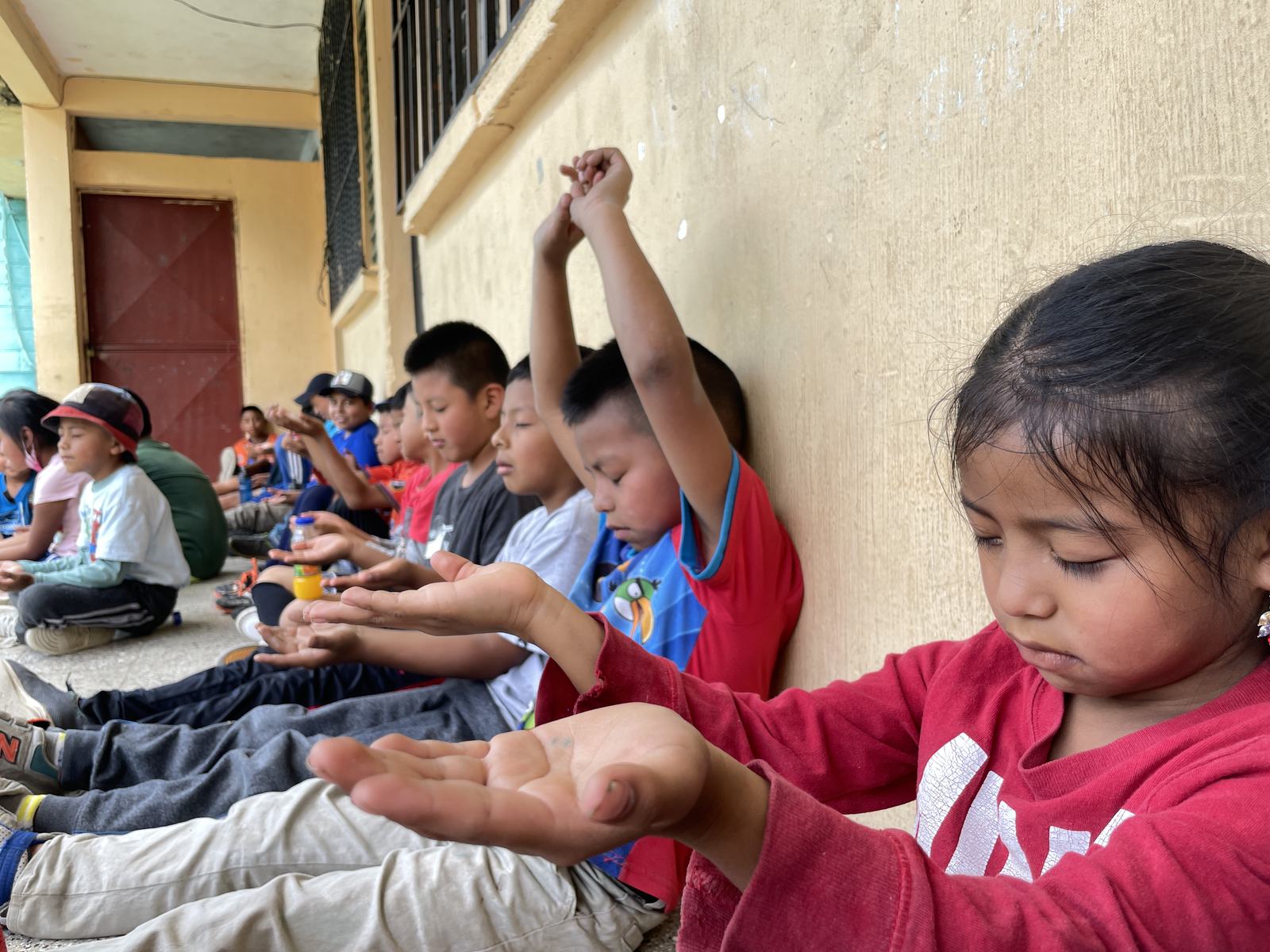 praying children aleluya