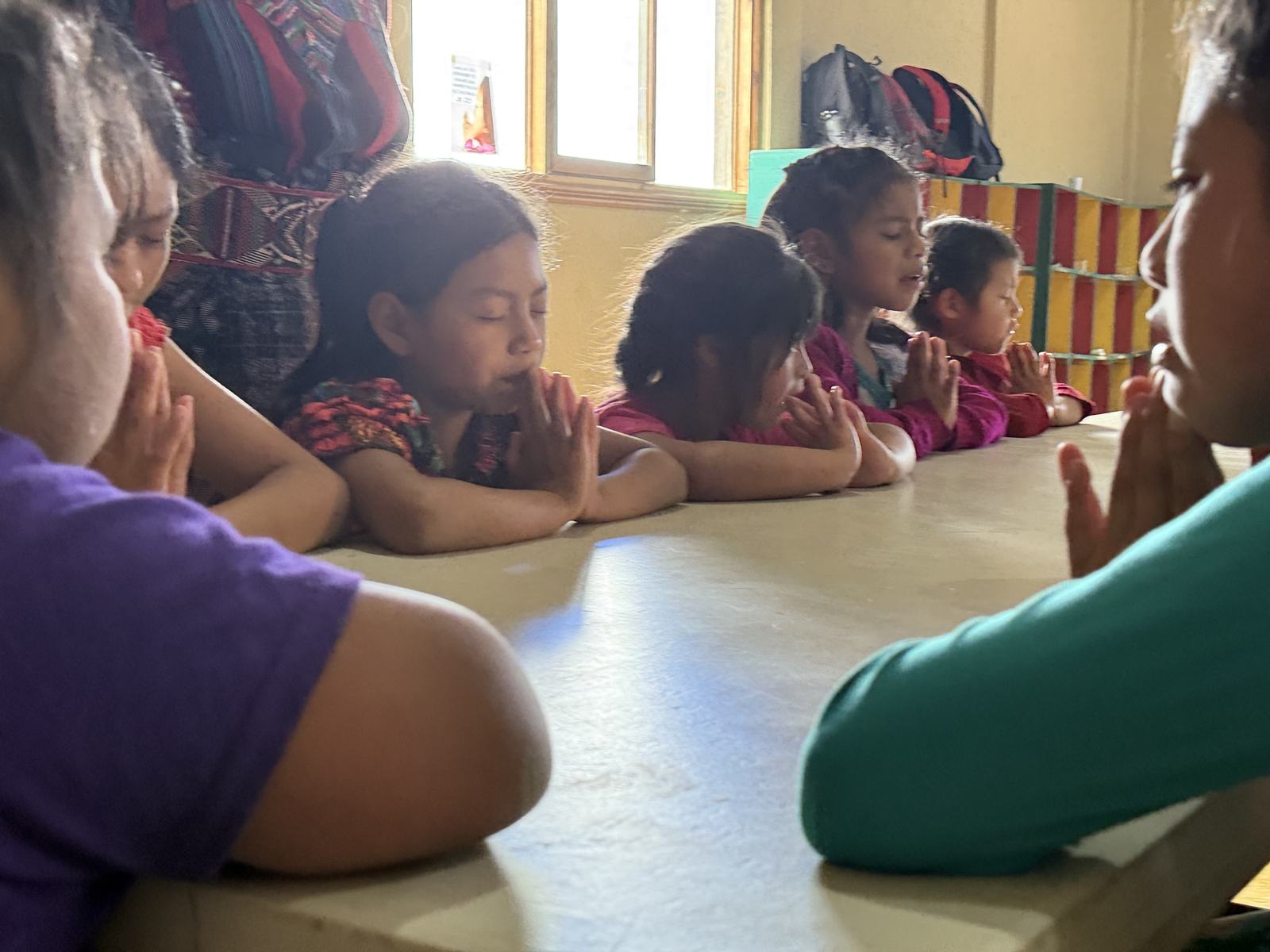 praying children aleluya
