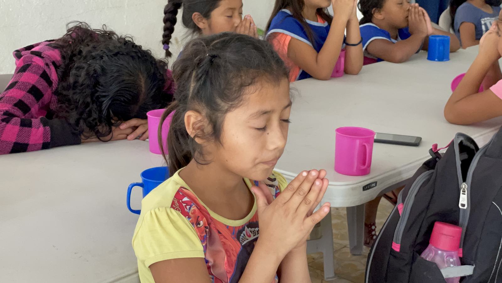 girl praying aleluya