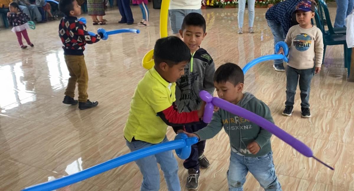kids playing with balloons aleluya