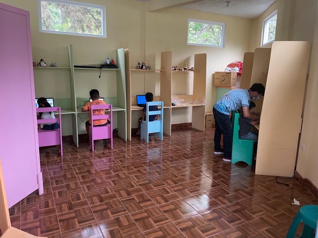 many children on laptops aleluya